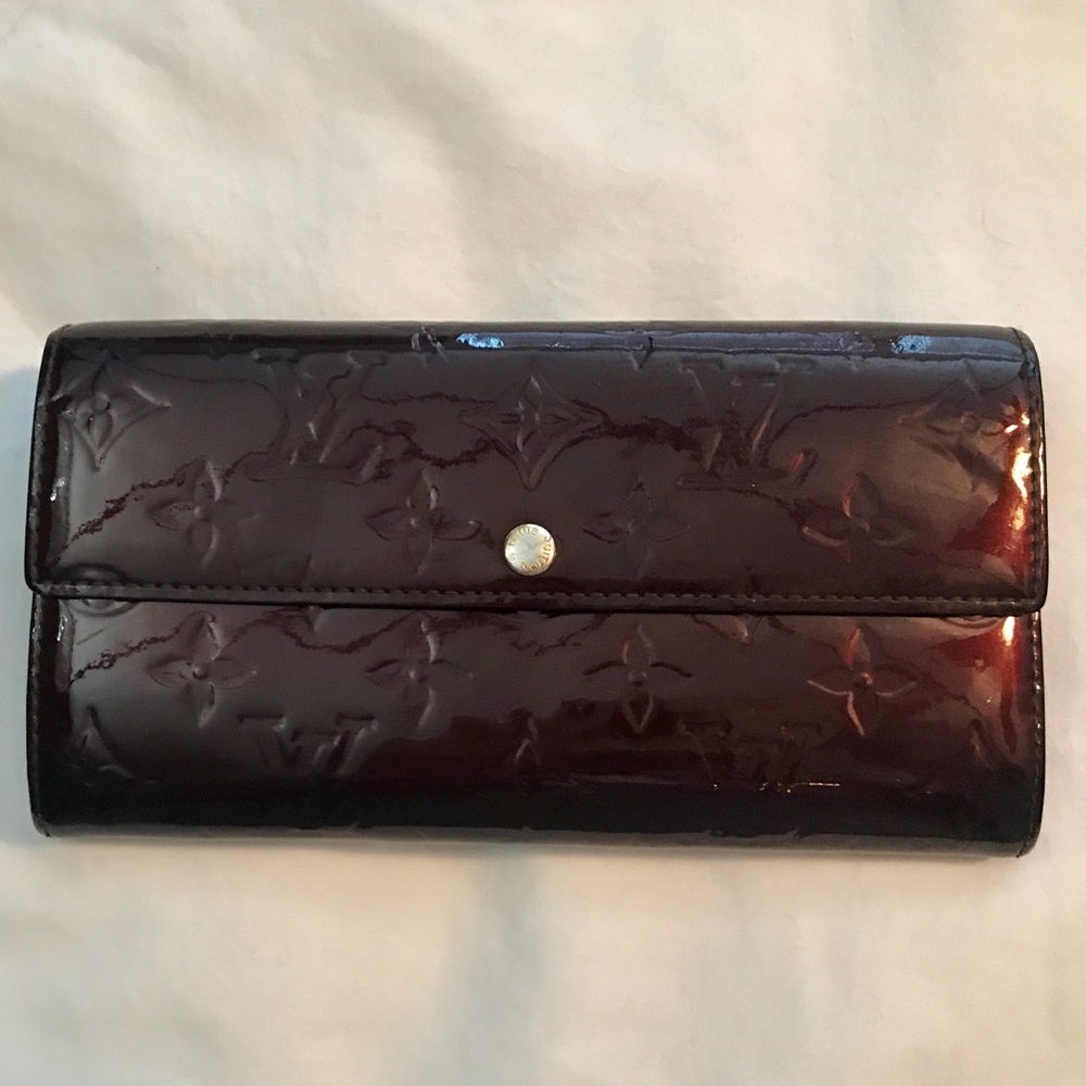LOUIS VUITTON Vernis Sarah Wallet Amarante